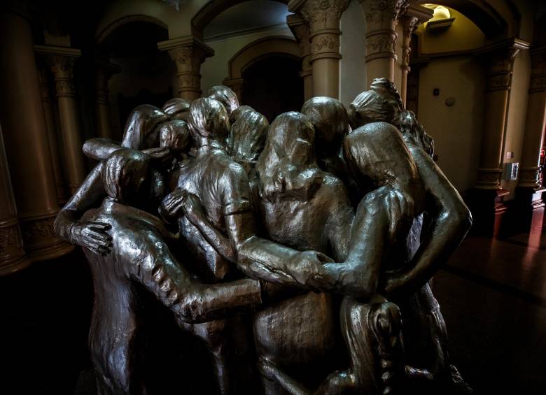 El “Ritual de la Reconciliación” está inspirado en cómo se resolvían los conflictos en la familia del artista: todos tenían que darse un gran abrazo generoso, símbolo de la paz. FOTO Camilo Suárez Echeverry