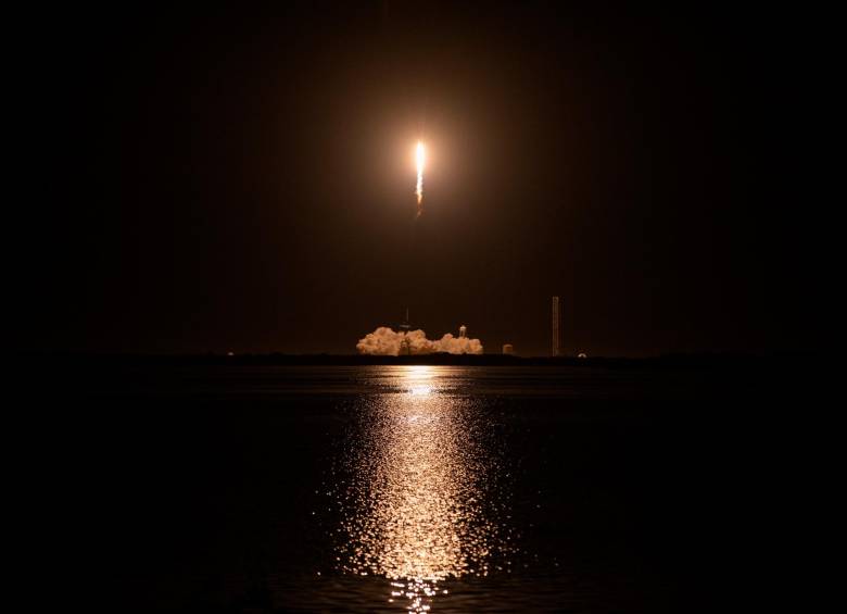 En esta foto del 9 de noviembre de 2023, un cohete SpaceX Falcon 9 ilumina el agua mientras es lanzando desde el Centro Espacial Kennedy de la NASA en Florida. Foto NASA/Kim Shiflett.