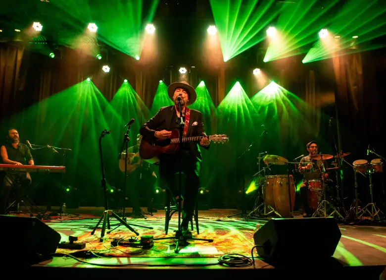 Santiago Cruz viene de gira por varias ciudades de América Latina, aquí en Buenos Aires. FOTO Cortesía Denis Henry