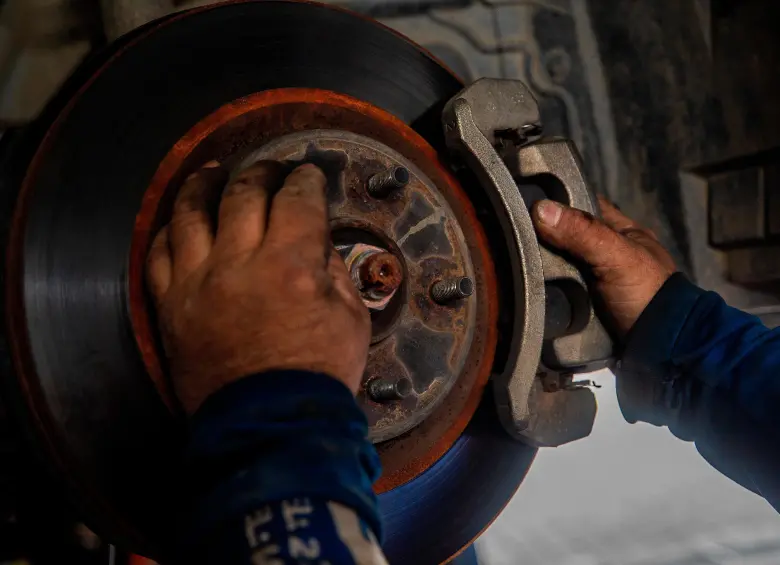 Asopartes advierte que los bloqueos en corredores viales clave podrían afectar inventarios, aumentar costos logísticos y generar retrasos en la cadena de suministro del sector automotor. FOTO Camilo Suárez