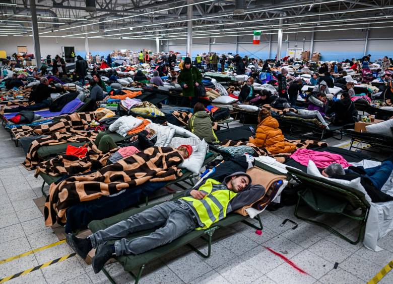 Más de 2 millones de ucranianos huyen. Corredores humanitarios siguen sin funcionar. FOTO Getty