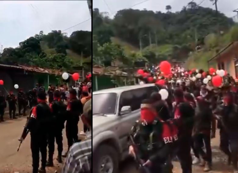 Los guerrilleros del ELN desfilaron en compañía de la población civil. FOTO CAPTURA DE PANTALLA 