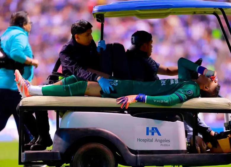 Este fue el momento en el que Kevin Mier salió del campo en camilla tras la lesión que sufrió. FOTO GETTY 