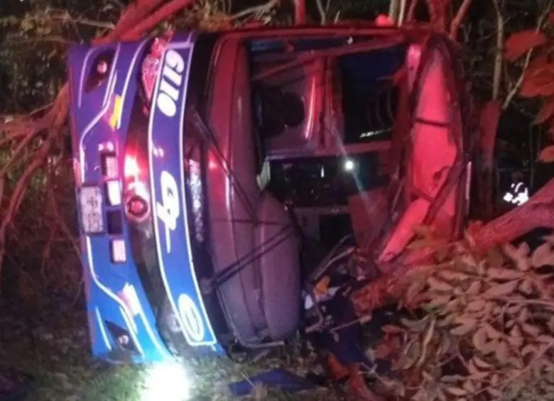 El vehículo sufrió un volcamiento lateral e impactó contra varios árboles. Foto: redes sociales