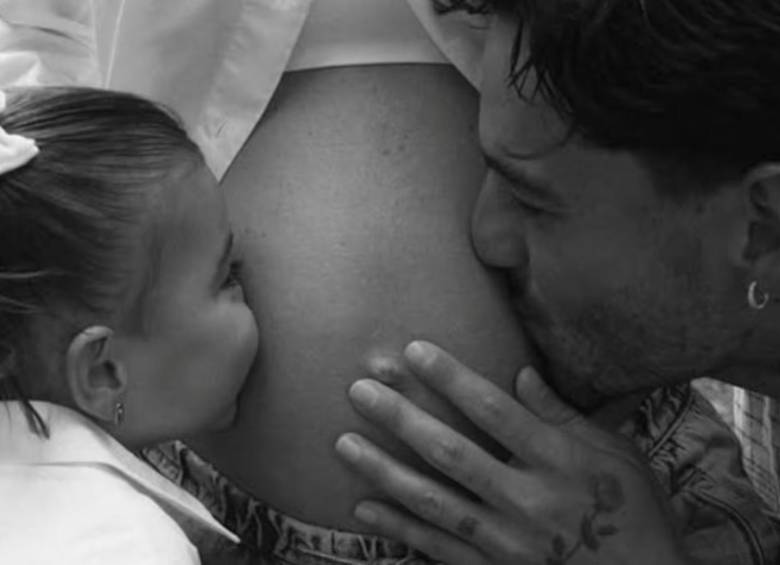 El momento en que Maluma anunció el segundo embarazo de su pareja Susana, junto a su hija París. FOTO: Tomada de redes sociales de @maluma