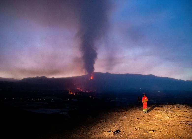 Poco pueden hacer los bomberos locales ante las altas temperaturas de la lava arrojada por el volcán. Foto AFP