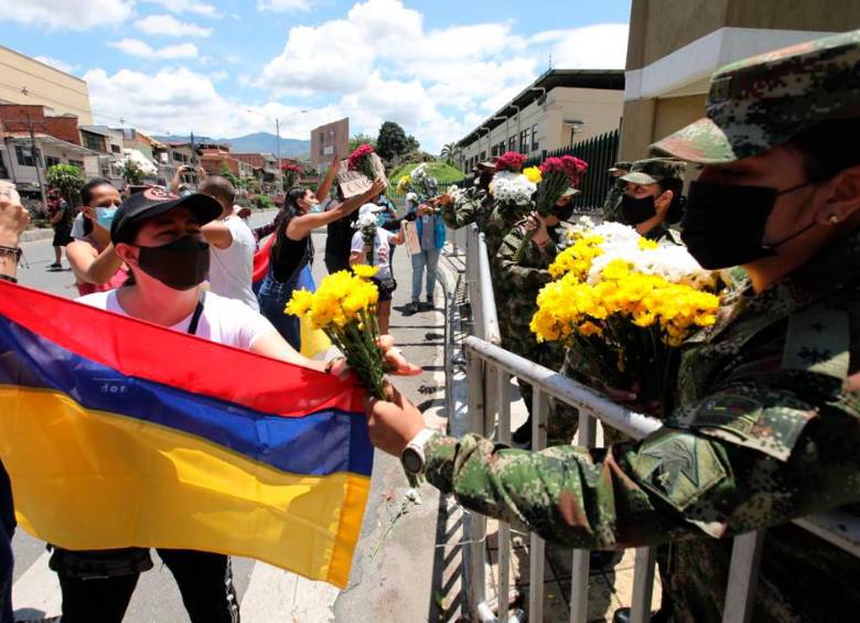 Los integrantes de las Fuerzas Militares de Colombia, en las afueras de la IV Brigada, compartieron flores con los marchantes. Foto: Edwin Bustamante