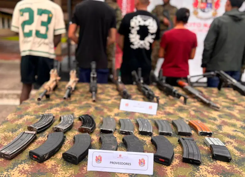 Los ilegales se entregaron al Ejército con ocho fusiles, abundante munición de diferentes calibres, material de intendencia y comunicaciones. FOTO: Tomada de X @COL_EJERCITO