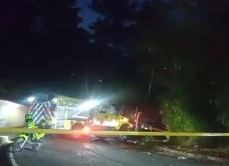 Los bomberos y el Tránsito debieron cerrar la vía mientras se atiende la emergencia.Foto: Cortesía