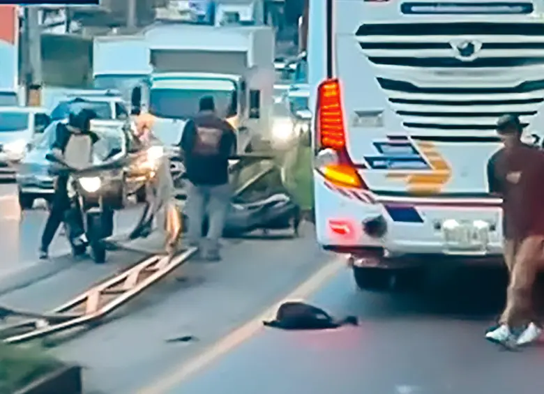 Dos personas murieron en un accidente contra un bus en este corredor, pero en el tramo de Sabaneta. FOTO Cortesía