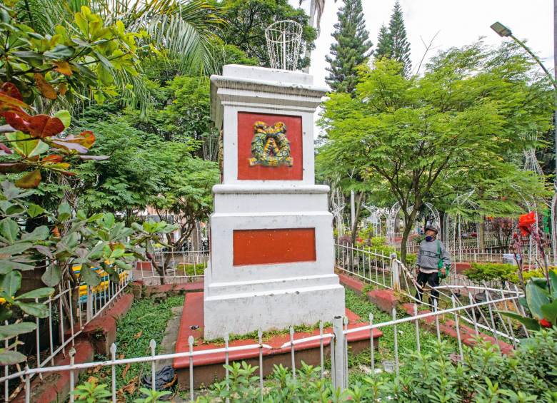 El parque está deteriorado. En la foto, el lugar en que estaba la estatua de Bolívar y la reja que lo circunda, dañada. FOTO esneyder gutiérrez