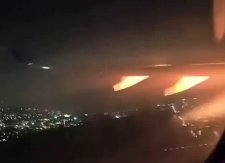 Así vieron la explosión los pasajeros desde la ventana del avión. FOTO: Captura de video de redes sociales @posted_news