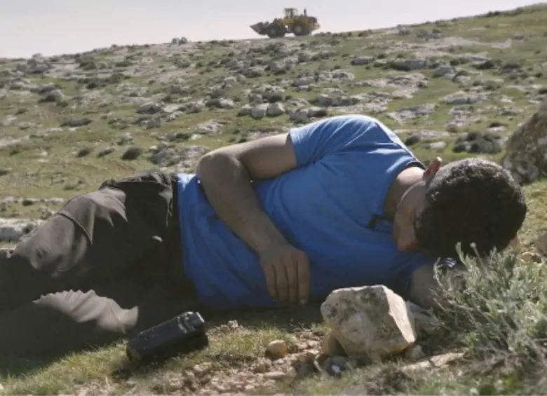 El activista y profesor fue asesinado mientras estaba en el mismo lugar donde filmaron la película. Foto: Fotograma de “No Other Land”.