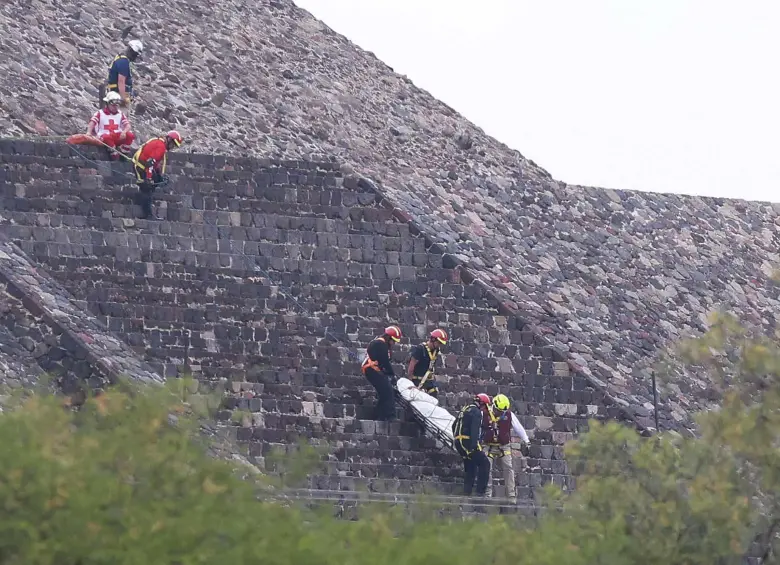 Autoridades investigan el tiroteo en la Pirámide de la Luna, en Teotihuacán, donde murieron y resultaron heridos varios turistas, incluidos colombianos. FOTO: AFP. 