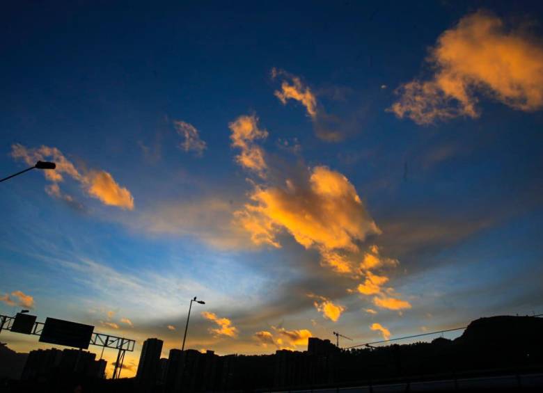 Desde tempranas horas de la mañana se vieron los destellos del sol asomándose entre las nubes. Foto: Juan Antonio Sánchez