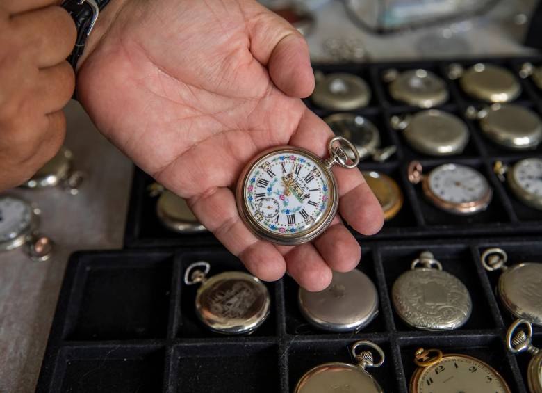 Detrás de cada reloj hallado y restaurado por el profesor José Fernando Navarro hay una historia que lo hace único. FOTO: CARLOS VELÁSQUEZ