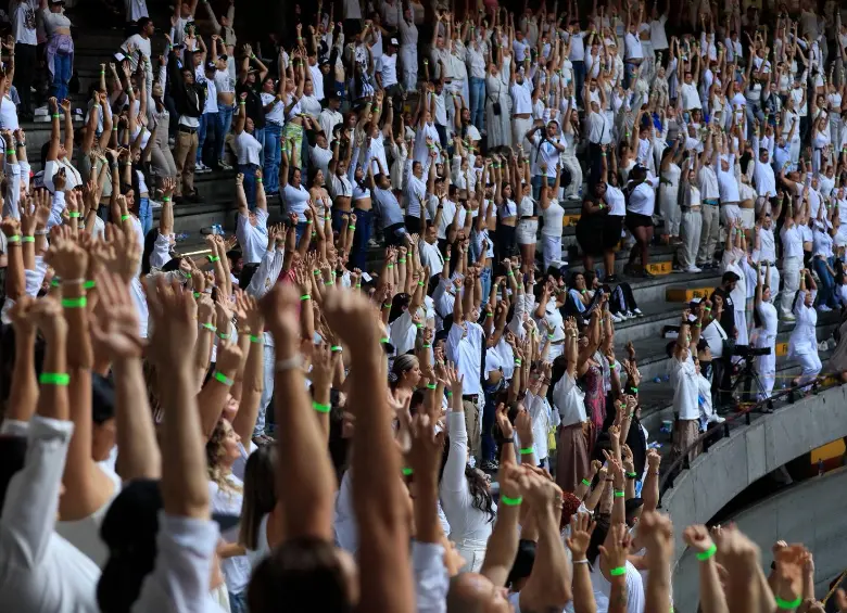 Vestidas de blanco, las personas estuvieron durante varias horas en la Macarena. FOTO Camilo Suárez.