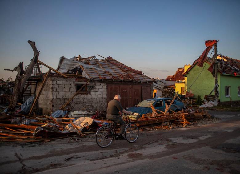 El tornado deja hasta ahora un saldo de cinco personas muertas. Foto: EFE.