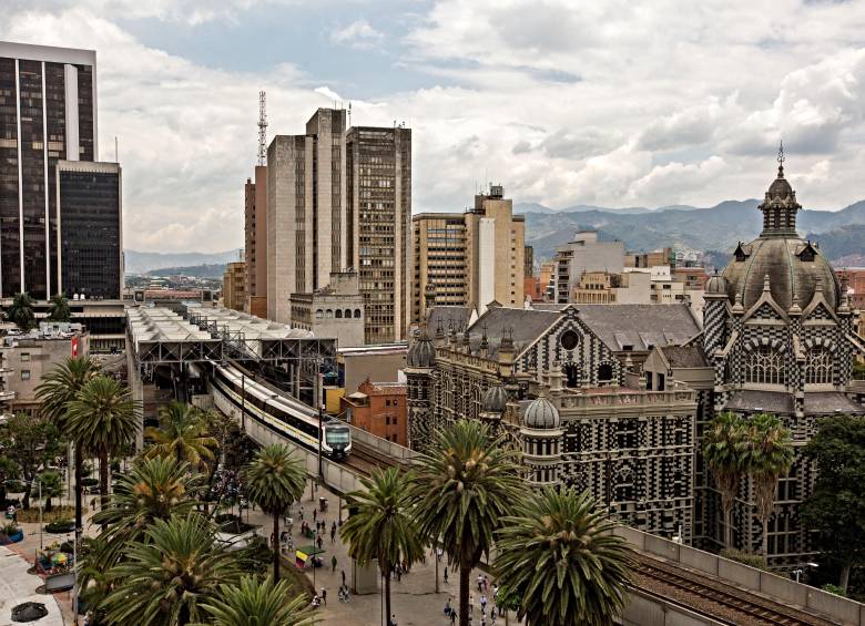 En Medellín se presenta un fenómeno conocido como “vaciamiento social”. En términos simples, implica que la población local, incapaz de competir con precios internacionales, termina desplazada hacia las periferias metropolitanas. Foto: Edwin Bustamante 
