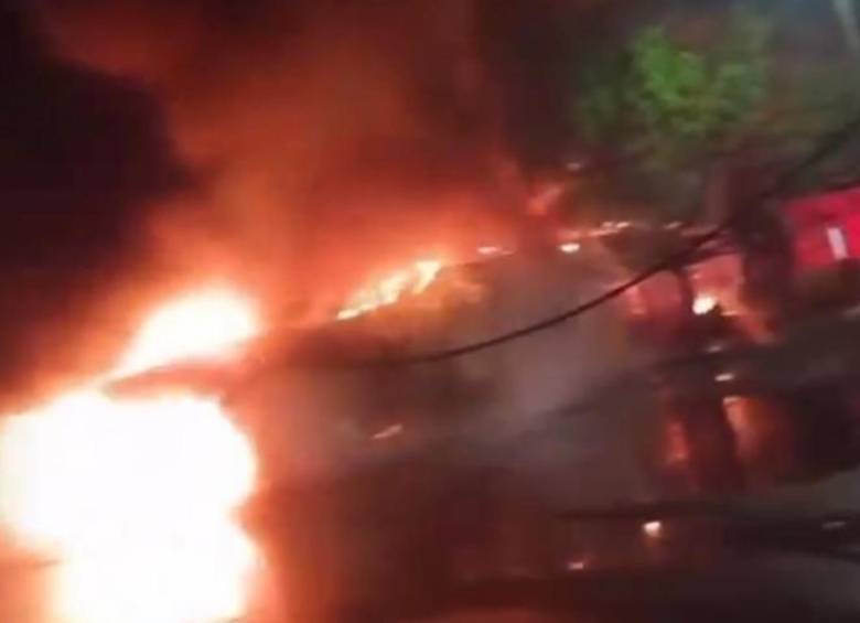 El incendio consumió varios locales dedicados a la venta de lubricantes, llantas, repuestos y todo tipo de accesorios para carros y motos. FOTO: CAPTURA VIDEO REDES SOCIALES