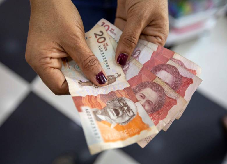 La tarifa de algunos bienes y servicios están ligadas al aumento del salario mínimo, el cual será de 9,54 % para el 2025. Foto: EL COLOMBIANO