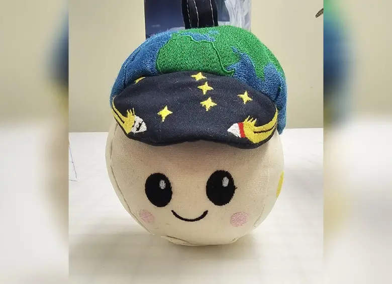 Rise, la mascota que lleva una tarjeta con 5,6 millones de nombres. Foto: @NASA_es