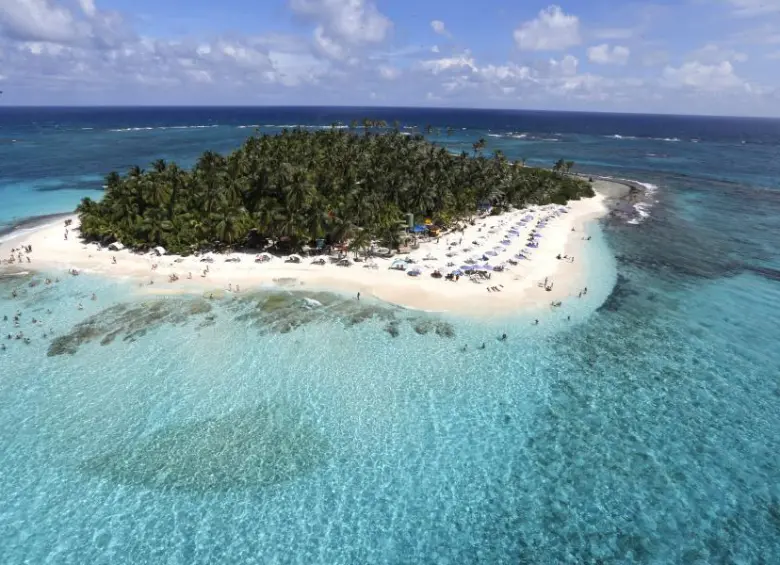 Cayo Acuario, una de las reservas naturales más importantes del país en San Andrés Islas, se encuentra gravemente afectado por el turismo masivo y la falta de servicios sanitarios en la zona. Foto: Juan Antonio Sánchez Ocampo