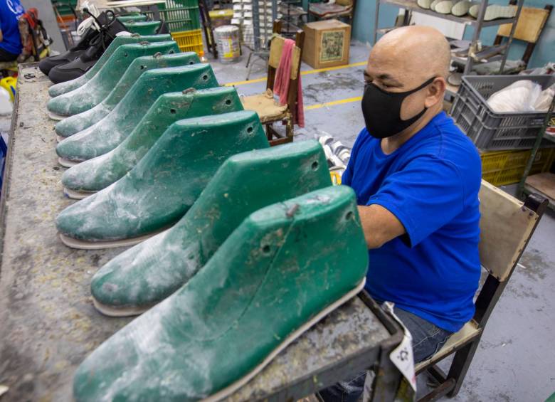 Según el DANE, empleados de firmas manufactureras, como las de calzado, trabajan en promedio 46.5 horas. FOTO Edwin Bustamante