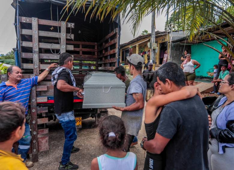 El cuerpo de Julián Jaramillo fue llevado hasta su casa en un camión de carga. Por su parte, los bloqueos estuvieron activos hasta el cierre de la tarde de ayer. FOTOS carlos velásquez