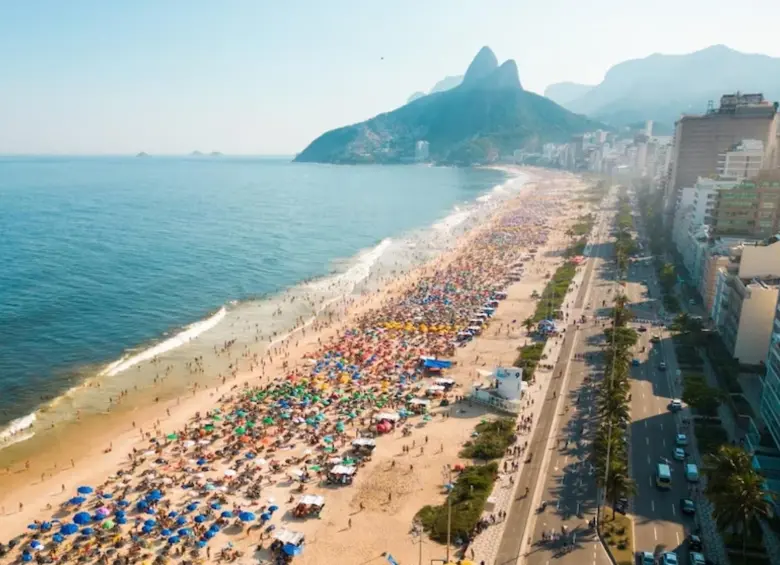 La playa de Ipanema en Brasil, como la de Copacabana, tendrán nuevas restricciones impuestas por la Alcaldía de Río de Janeiro el próximo 1 de junio. FOTO: SSTOCK