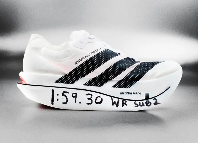 Los tenis de referencia Adizero Adios Pro Evo 3, de Adidas, fueron con los que el atleta Sebastian Sawe terminó una maratón en menos de 2 horas. Foto: toma del x de @Adidas