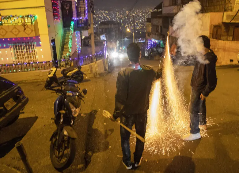 La pólvora está prohibida en Medellín no solo por los daños que puede ocasionar a quienes la manipulan, sino a terceros. Foto: Edwin Bustamante. Archivo El Colombiano