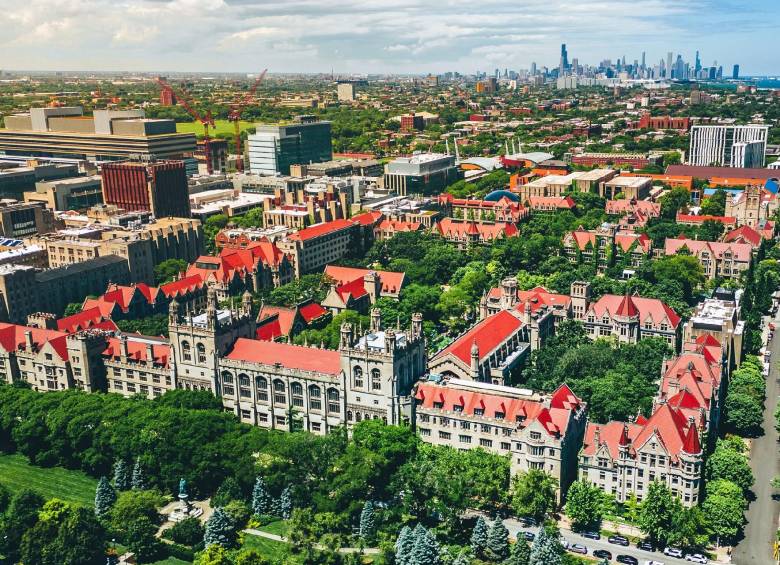 La Universidad de Chicago prohibió la inteligencia artificial en sus clases básicas de ciencias sociales en el mismo semestre en que lanzó acceso gratuito a Claude para todos sus estudiantes. FOTO University of Chicago