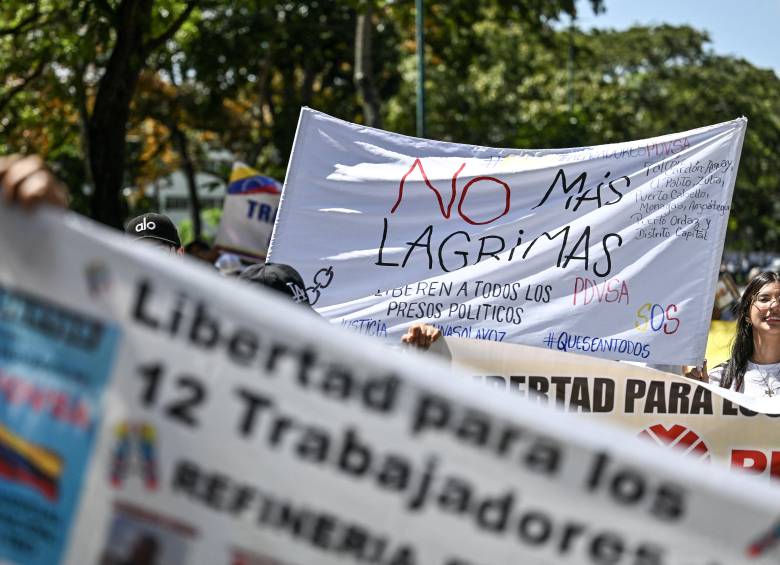 Estudiantes universitarios, sindicatos y familiares de presos políticos exigen una amnistía total durante una manifestación en Caracas, este 3 de febrero de 2026. La presidenta encargada de Venezuela, Delcy Rodríguez, anunció el pasado 30 de enero una propuesta de amnistía masiva en el país, siendo esta su reforma más importante desde el derrocamiento de Nicolás Maduro. (Photo by Juan BARRETO / AFP)