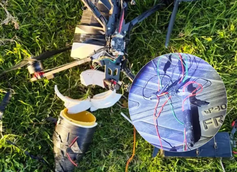 El dron hallado a 5.4 kilómetros de la rampa militar del Comando Aéreo de Transporte Militar (Catam) contaba con un detonador improvisado en una jeringa. Fotos: Cortesía 