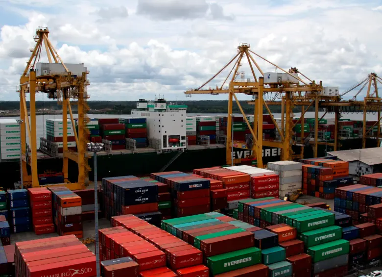 La nueva decisión de Estados Unidos elevó del 10% al 12,5% el arancel adicional para parte de las importaciones provenientes de Colombia. Productos como las flores y las confecciones quedarían entre los principales afectados, mientras que café, banano, petróleo y carbón fueron excluidos. FOTO Colprensa
