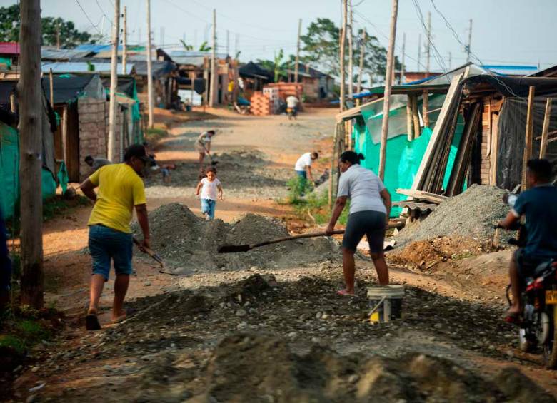 A punta de ladrillos, tablas de madera y techos de zinc, en Santa Elena se ha apaciguado la incertidumbre de los primeros días y meses cuando desde la Alcaldía de Caucasia y la Gobernación de Antioquia se emitían órdenes de desalojo que eran cantos a la bandera. Foto: Camilo Suárez Echeverry