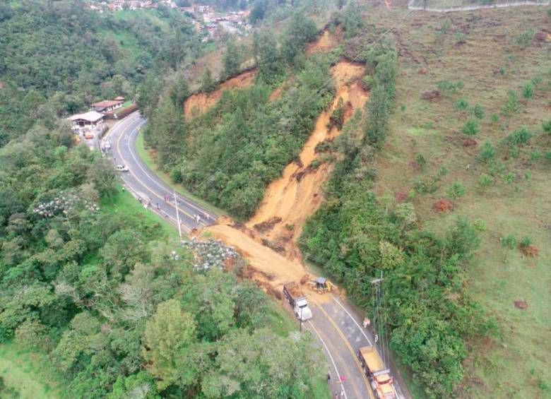 El cierre de la vía Las Palmas hacía El Retiro se presentó por un derrumbe en el sector de Carrizales, kilómetro 13 + 400 metros. FOTO Cortesía Devimed.