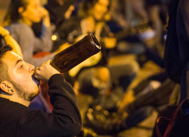 El consumo de alcohol podría afectar la toma de decisiones y volver a la gente más propensa al consumo de bebidas etílicas. Foto: Archivo.