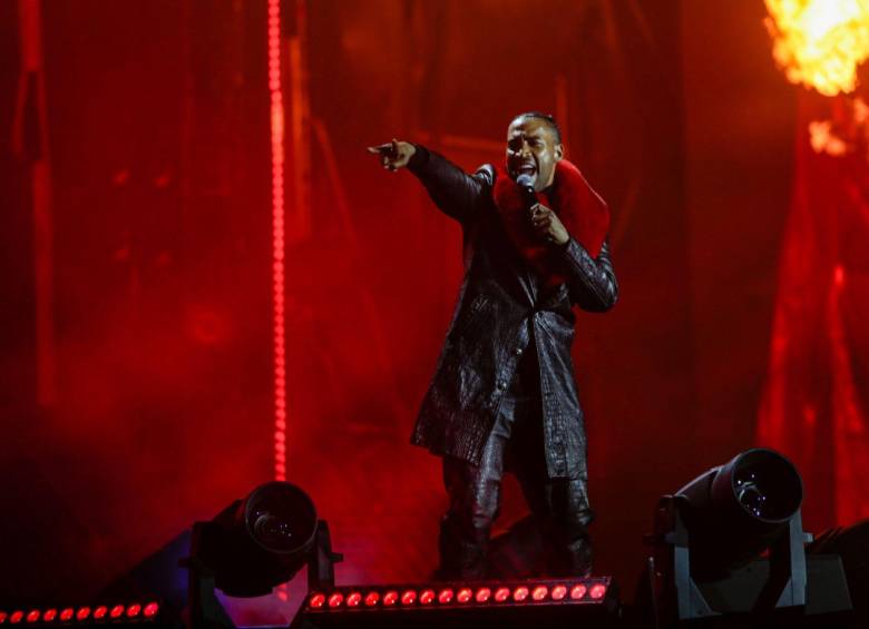 Don Omar detuvo su concierto en Cancún para que los de seguridad sacaran a una mujer que estaba, al parecer, arrojando vasos. FOTO: Getty