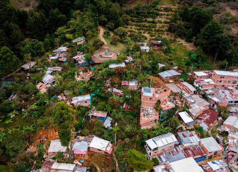 En el sector Sol de Oriente construyeron casas sobre las huertas comunitarias. Todos hablan del loteo, pero nadie se atreve a denunciarlo. FOTO CAMILO SUÁREZ