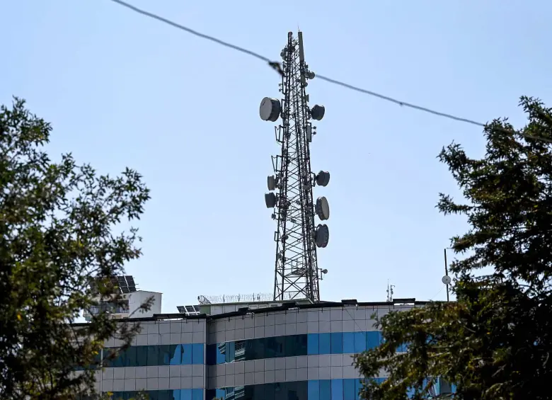 Una de las antenas que ya no funciona en Kabul, capital de Afganistán, por orden de los talibanes. FOTO: AFP