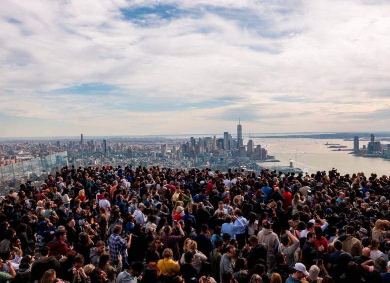 Los neoyorquinos ven un el fenómeno natural en la plataforma de observación de Edge en Hudson Yards. Foto: Getty