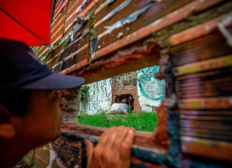 A través de boquetes en la estructura, los habitantes de calle acceden a su interior. FOTO: Camilo Suárez.