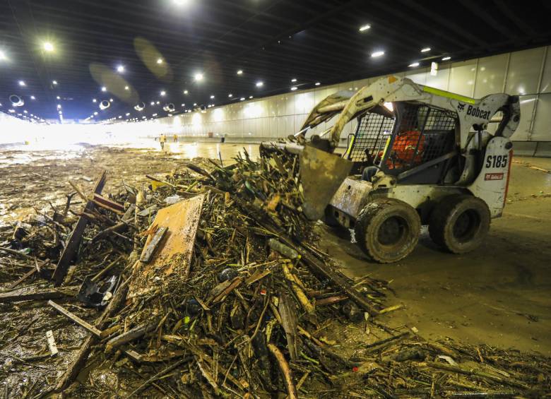 Con maquinaria amarilla, el Distrito removió los escobros que obstruyeron el soterrado de Parques del Río. FOTO: Esneyder Gutiérrez