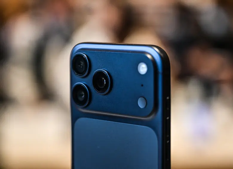 Apple buscará pulir la experiencia del usuario en iOS 27, enfocándose en estabilidad, velocidad y soporte para nuevas tecnologías como el iPhone plegable y la inteligencia artificial. FOTO AFP