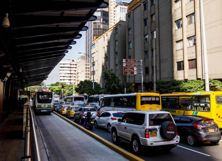 Metroplús tiene su carril exclusivo en la Oriental. Sobre el derecho se estacionan los buses tradicionales para recoger gente. FOTO julio césar herrera 