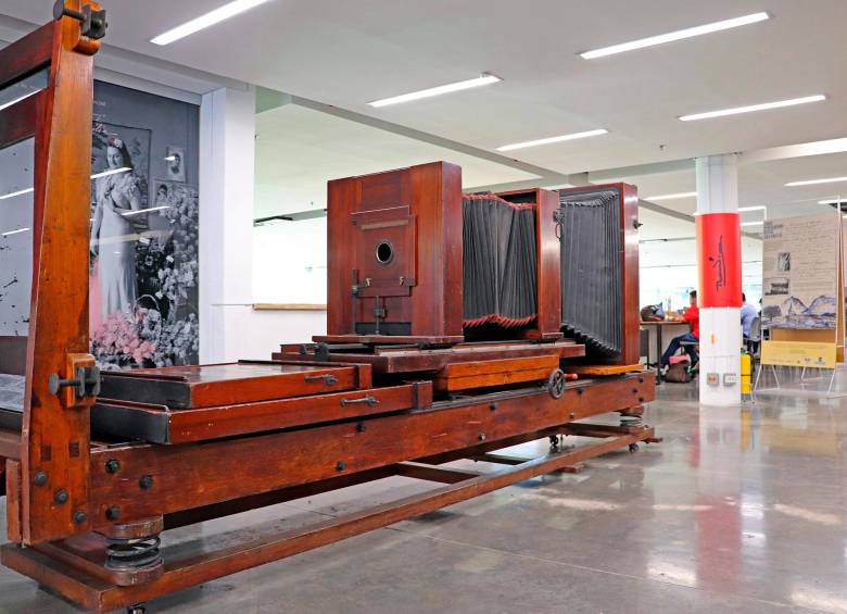 El artefacto fotográfico pesa aproximadamente 1500 kilos y fue transportado hacia la Biblioteca por partes desde el Museo de Arte Moderno de Medellín. FOTO Cortesía