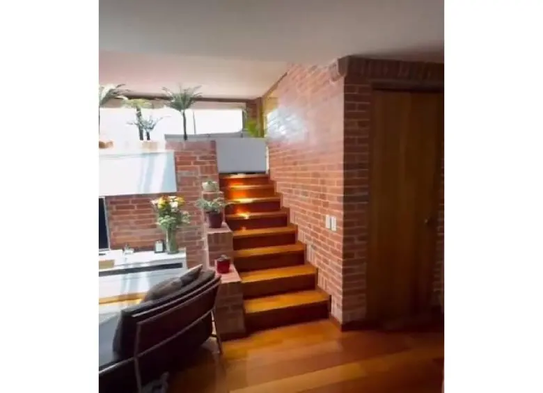 Las escaleras originales de ladrillo de Altos de Santana antes de ser demolidas. El Instituto Distrital de Patrimonio Cultural confirmó que la intervención fue ilegal y abrió un proceso sancionatorio contra los propietarios y la firma ejecutora. FOTO redes sociales