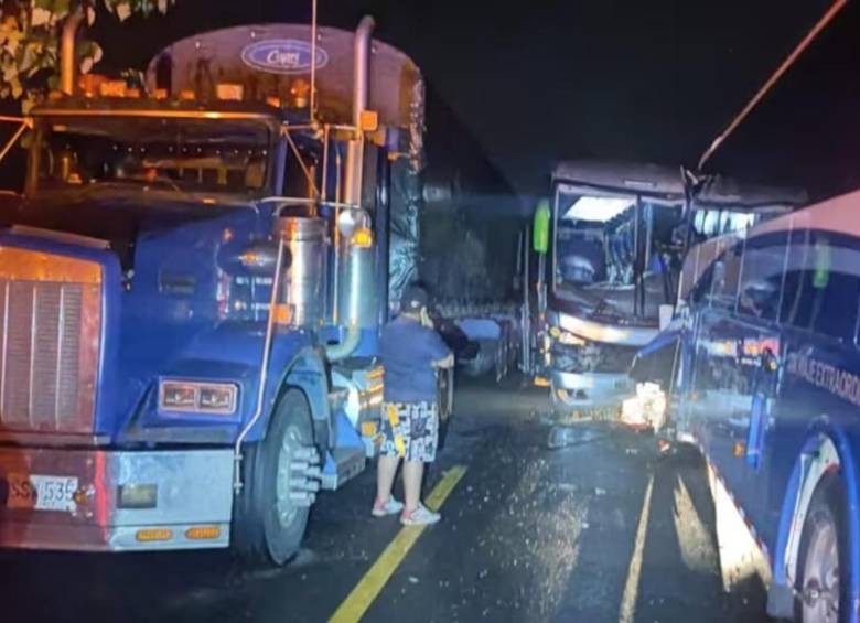 Una de las imágenes más claras de cómo quedaron los dos buses después del choque. FOTO: COLPRENSA